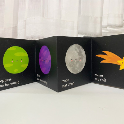 [Sách dạng zigzag board book danh cho trẻ 1 -3tuoi] (Bìa cứng in màu, song ngữ Anh - Việt) CUỐN SÁCH ĐẦU TIÊN VỀ VŨ TRỤ - Hoàng Tú - ViziBook