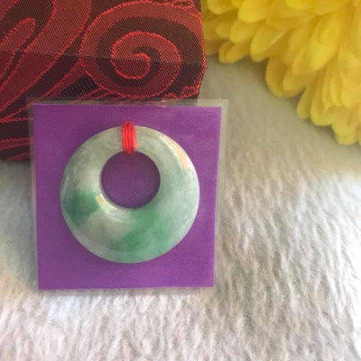 Mặt Dây Chuyền ĐỒNG ĐIẾU KIỂU TRÒN GIỮA TO ĐÁ Cẩm Thạch Tự Nhiên  Size 29mm x Dầy 7mm x Đk tròn bên trong 12mm  MÀU XANH NGỌC CẨM THẠCH LÊN XANH LÁ ĐẬM ĐẸP Nữ làm mặt Dây Chuyền KIỂU Đeo Đẹp ạ