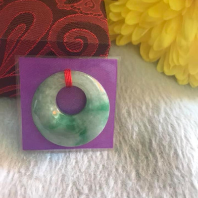 Mặt Dây Chuyền ĐỒNG ĐIẾU KIỂU TRÒN GIỮA TO ĐÁ Cẩm Thạch Tự Nhiên  Size 29mm x Dầy 7mm x Đk tròn bên trong 12mm  MÀU XANH NGỌC CẨM THẠCH LÊN XANH LÁ ĐẬM ĐẸP Nữ làm mặt Dây Chuyền KIỂU Đeo Đẹp ạ