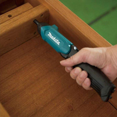 BỘ MÁY VẶN VÍT DÙNG PIN 3.6V / 1.5AH MAKITA DF001DW (1 PIN VÀ CÁP SẠC) - HÀNG CHÍNH HÃNG