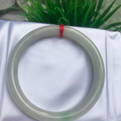 VÒNG TAY ĐÁ CẨM THẠCH MỚI TRẮNG LÝ 54  Size vòng 54mm x dầy 8mm  MÀU TRẮNG BÓNG CHẤM XANH LÝ NỮ 54kg đến 64kg Đeo