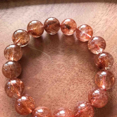 CHIẾC VÒNG THẠCH ANH TÓC ĐỎ CAO CẤP 14ly NAM MỆNH HOẢ THỔ ĐÁ THIÊN NHIÊN BẮT ÁNH KIM RẤT MẠNH