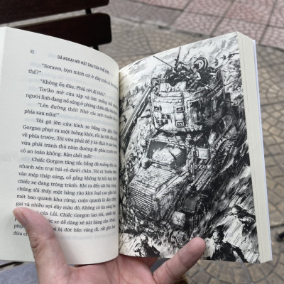 (tặng bookmark và postcard) DÃ NGOẠI NƠI MẶT SAU CỦA THẾ GIỚI (tập 2) – Iori Miyazawa và Shirakaba minh họa – Thanh Trà dịch – Nhã Nam – NXB Hà Nội (bìa mềm)