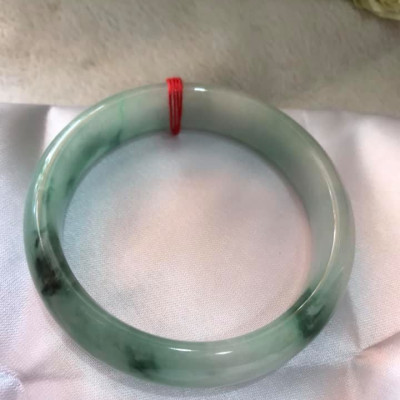 VÒNG NAM MỚI BẢN HẸ T LÝ 63MM BC2F ĐÁ CẨM THẠCH TỰ NHIÊN XANH 3 VÂN ĐẬM NAM ĐEO 75KG - 88KG