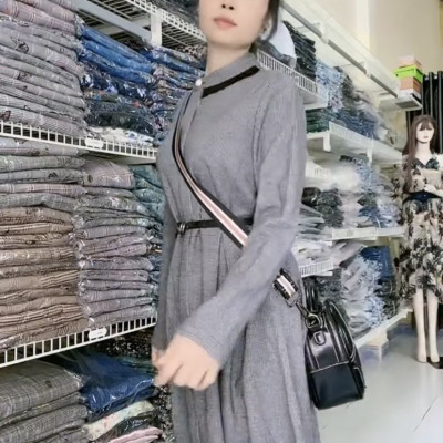 Đầm xếp ly cổ trụ kín đáo thanh lịch.