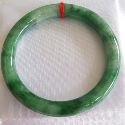 Vòng Cẩm Thạch tự nhiên mới Đậu Lý Sịn Sao 53mm x chột 8mm cao cấp sịn bóng đẹp màu xanh đậu lý đậm nhạt điểm trắng nhẹ đẹp bóng nữ 53kg - 62kg đeo rất đẹp sang tay món quà tặng Mẹ , tặng vợ người phụ nữ yêu quý may mắn ý nghĩa ạ