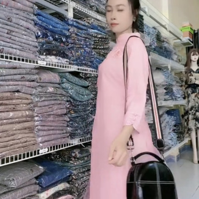 Áo dài cách tân họa tiết sang xinh khác biệt trên nền chất liệu cao cấp.