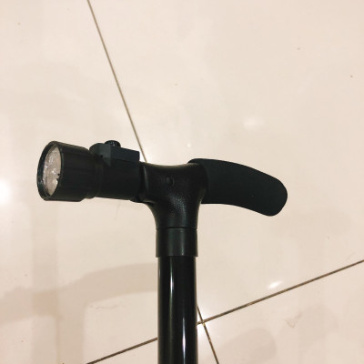 Gậy batoong đa năng (chống trượt, có đèn pin) phù hợp cho người cao tuổi