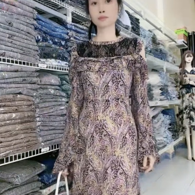 Đầm hở vai xếp ly tay cánh quạt quý phái mát mẻ vừa nữ tính vừa giúp thon gọn bắp tay.