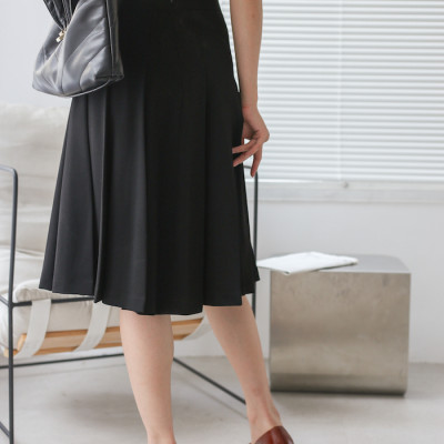 De Leah - Chân Váy Midi Xếp Li Cúc Bọc - Đen