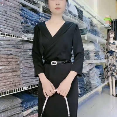 Đầm xẻ cao cấp màu đen thon gọn lại dễ mix đồ.