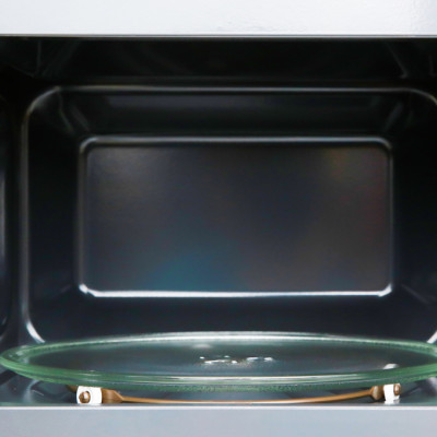 Lò vi sóng Toshiba ER-SM20(W1)VN - Dung tích 20L - Công suất 800W - Xuất xứ Thái Lan - Chức năng hẹn giờ lên đến 35 phút Cài đặt rã đông theo trọng lượng Có bảng điều khiển bằng Tiếng Việt . Hàng chính hãng, bảo hành 12 tháng, chất lượng Nhật Bản