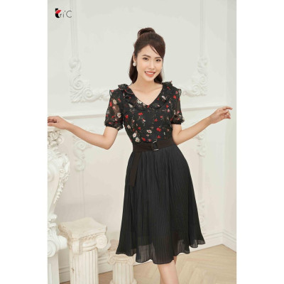 Đầm xòe hoa đỏ, chân dập nhăn Tri