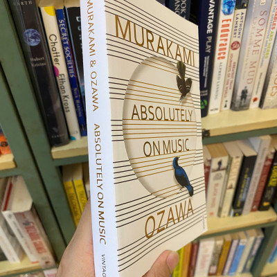 Sách - Absolutely On Music: Conversations with Seiji Ozawa by Haruki Murakami | Music Nonfiction / An intimate conversation about music and creativity / Ngoại văn Tiếng Anh