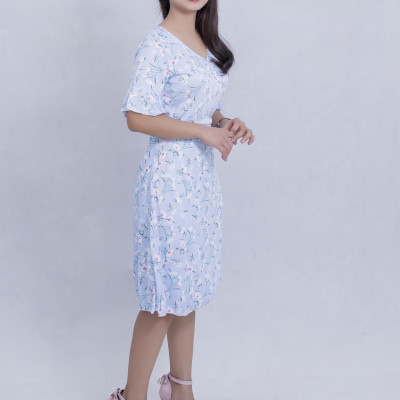 Đầm hoa trắng nền xanh