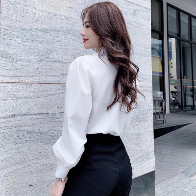 ÁO CỔ V CÁCH ĐIỆU VAI CƯỜM