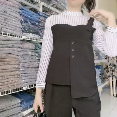 Set áo sơ mi yếm sọc một dây kèm quần ống đứng trẻ trung.