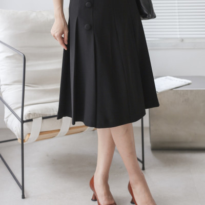 De Leah - Chân Váy Midi Xếp Li Cúc Bọc - Đen