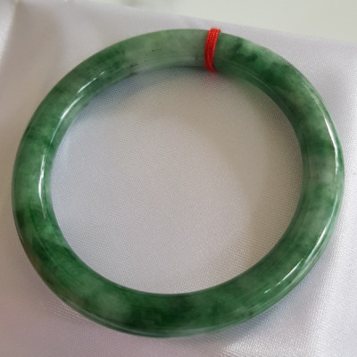 Vòng Cẩm Thạch tự nhiên mới Đậu Lý Sịn Sao 53mm x chột 8mm cao cấp sịn bóng đẹp màu xanh đậu lý đậm nhạt điểm trắng nhẹ đẹp bóng nữ 53kg - 62kg đeo rất đẹp sang tay món quà tặng Mẹ , tặng vợ người phụ nữ yêu quý may mắn ý nghĩa ạ