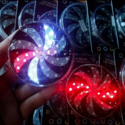 1 ĐÈN LED TRANG TRÍ XOAY CHONG CHÓNG HIỆU ỨNG NHIỀU MÀU SẮC CỰC ĐẸP LẮP XE MÁY ÔTÔ 