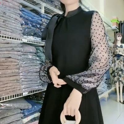 Đầm dự tiệc màu đen sang trọng, gọn người và dễ phối đồ.