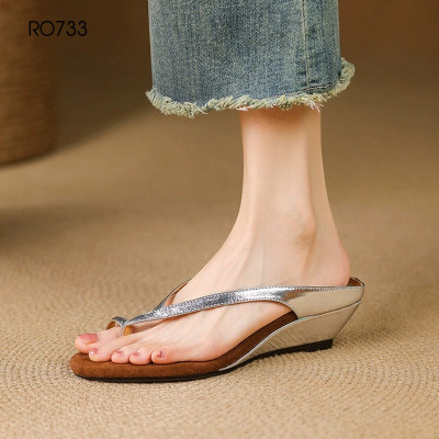 Dép nữ xỏ ngón, đế xuồng da lộn ROSATA RO733 - 3p - Bạc, Vàng - BKSTORE