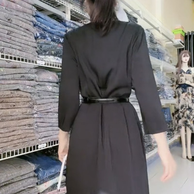 Đầm xẻ cao cấp màu đen thon gọn lại dễ mix đồ.