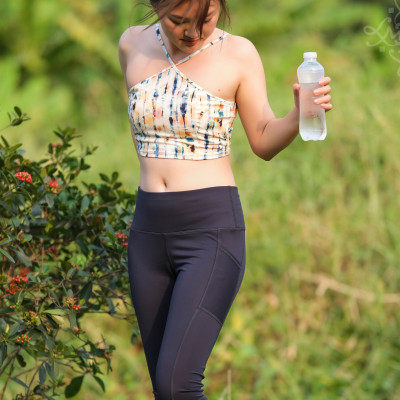 Bộ đồ thể thao LMcation - Áo ngực thể thao cổ yếm Sophie - Sọc đủ màu & Quần lửng thể thao trên gối túi 2 bên - Xanh đen