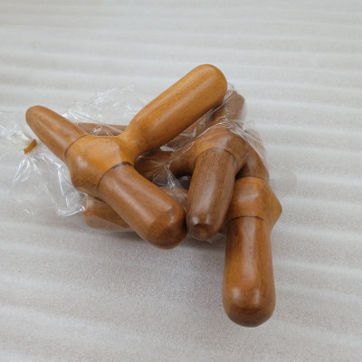 Dụng cụ massage N H home bằng gỗ thơm hình cái búa.