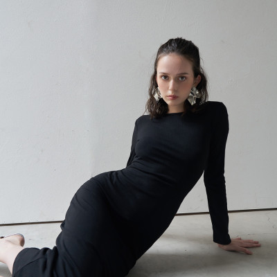 DOTTIE - Đầm midi dài tay khoét lưng - Đen - D0476