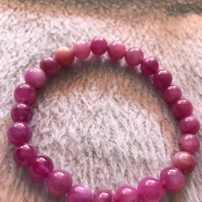 CHIẾC VÒNG TAY NỮ ĐÁ RUBBY HỒNG CÁNH SEN ĐẸP  SIZE VÒNG 8LY ĐÚNG CUNG SANH HỢP NỮ MỆNH HỎA MỆNH THỔ  100% ĐÁ RUBBY HỒNG TỰ NHIÊN Ạ