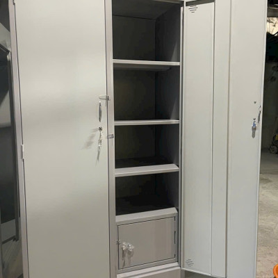 Tủ sắt cá nhân văn phòng Juno Sofa có thanh treo đồ và ngăn xếp ngang 1m x cao 1m8 x sâu 45 cm.