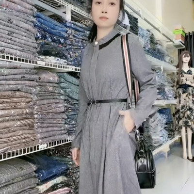 Đầm xếp ly cổ trụ kín đáo thanh lịch.